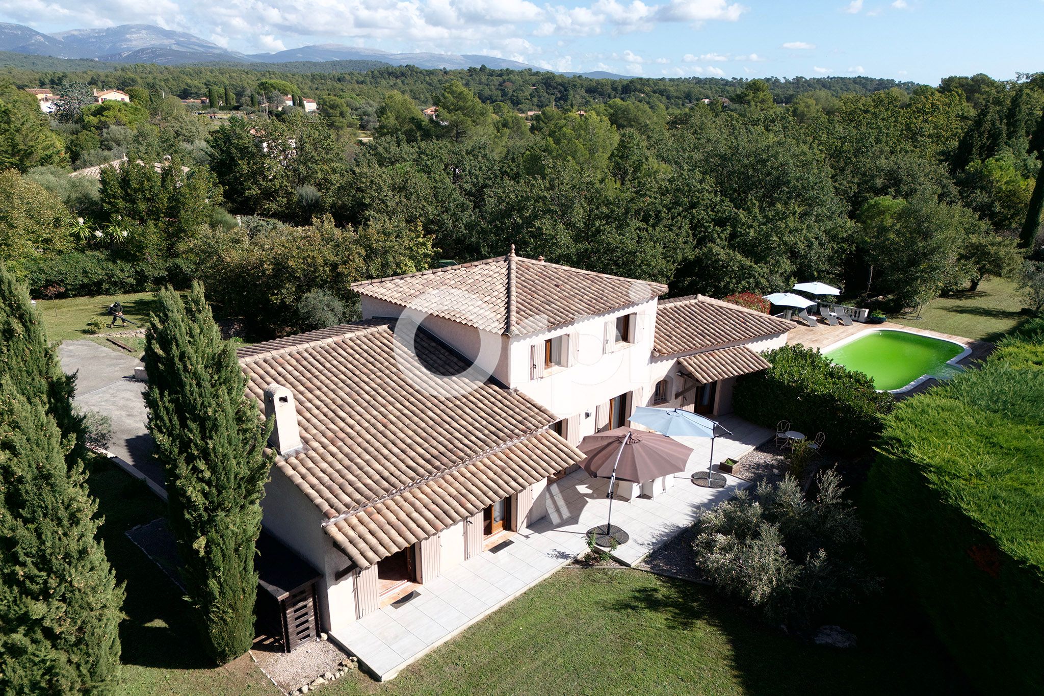 BELLE PIÈCE À VIVRE DE 60M2 - PISCINE + PLAGE EN BOIS - DOUBLE GARAGE  - RELIÉE AU TOUT À L'ÉGOUT - EN TRÈS BON ÉTAT GÉNÉRAL